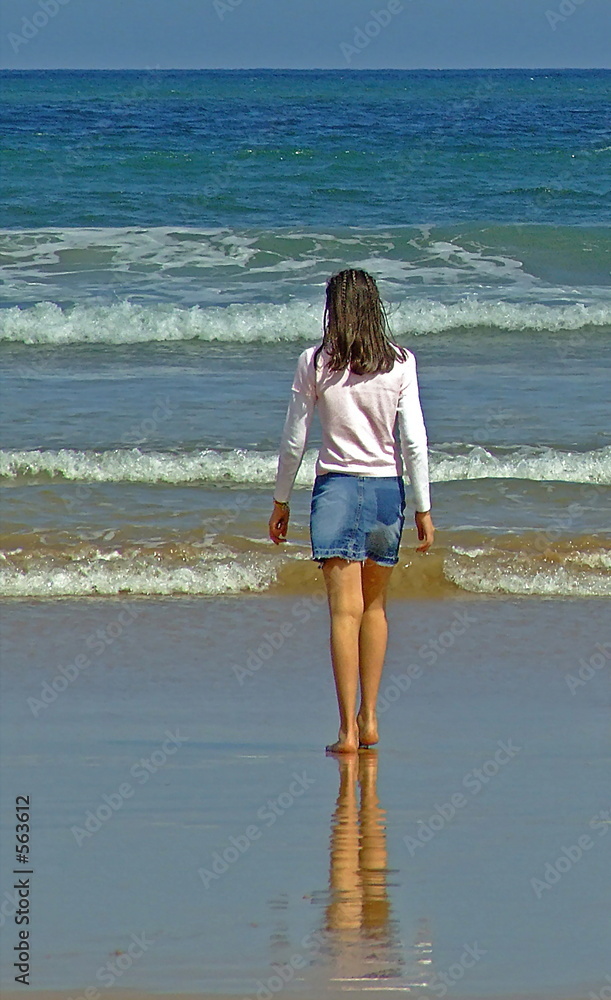 adolescente en la playa