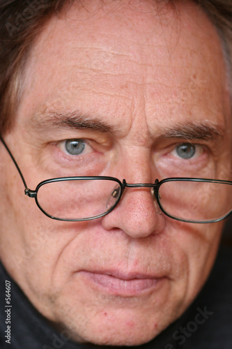ein mann, der über die brille schaut
