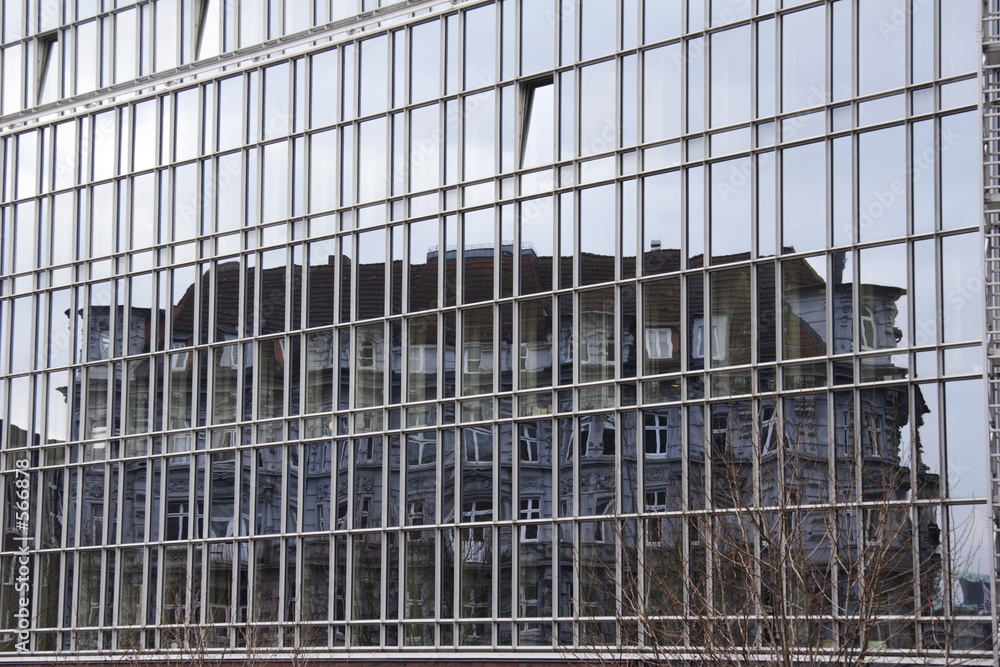 spiegelung eines hauses in einer glasfassade spiegelung eines hauses in einer glasfassade