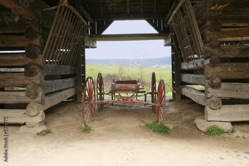 Photo frontier wagon in log bar