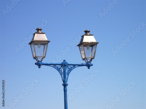 lampadaire double sur ciel bleu