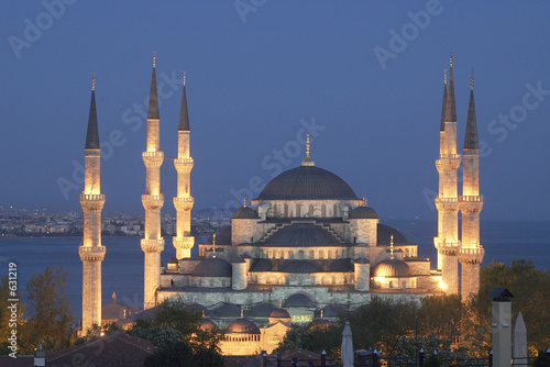 main mosque of istanbul - sultan ahmet (blue mosque) at early ev