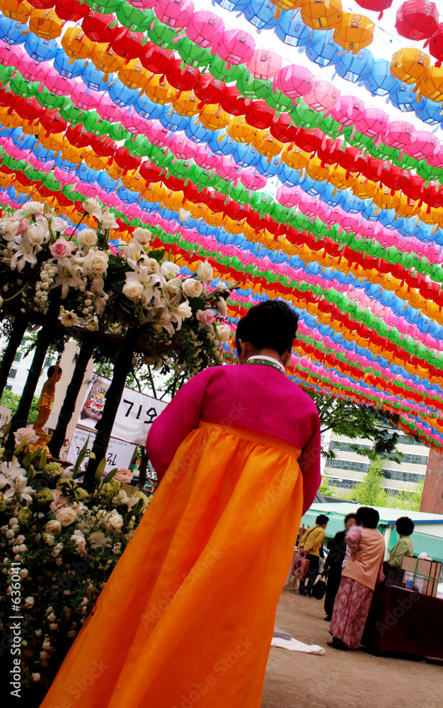 Fotografie woman in hanbok under lanterns