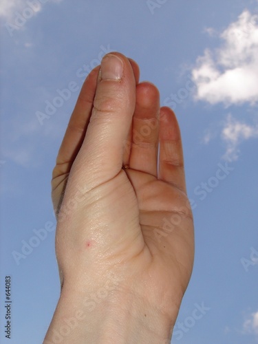 main tendu au ciel