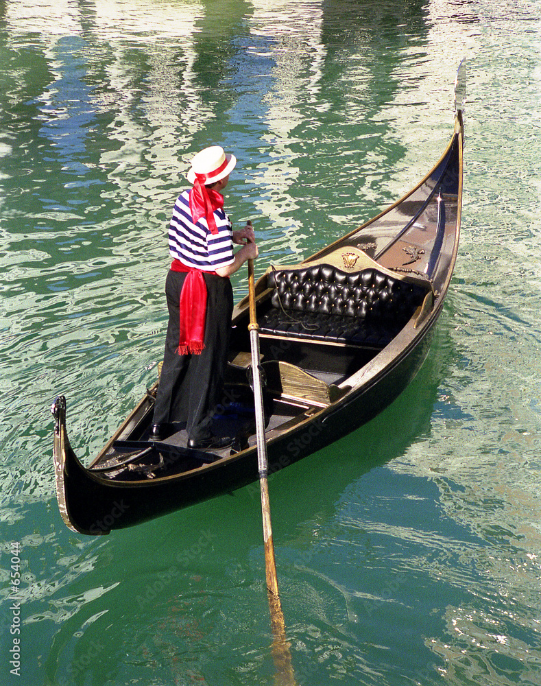 Naklejka premium gondola and gondolier on the water