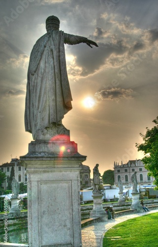 hdr: statua in piazza 