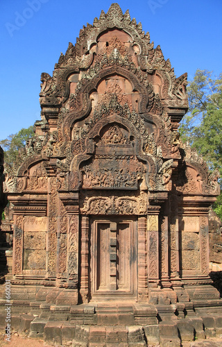 temple facade, banteay srei, angkor, cambodia