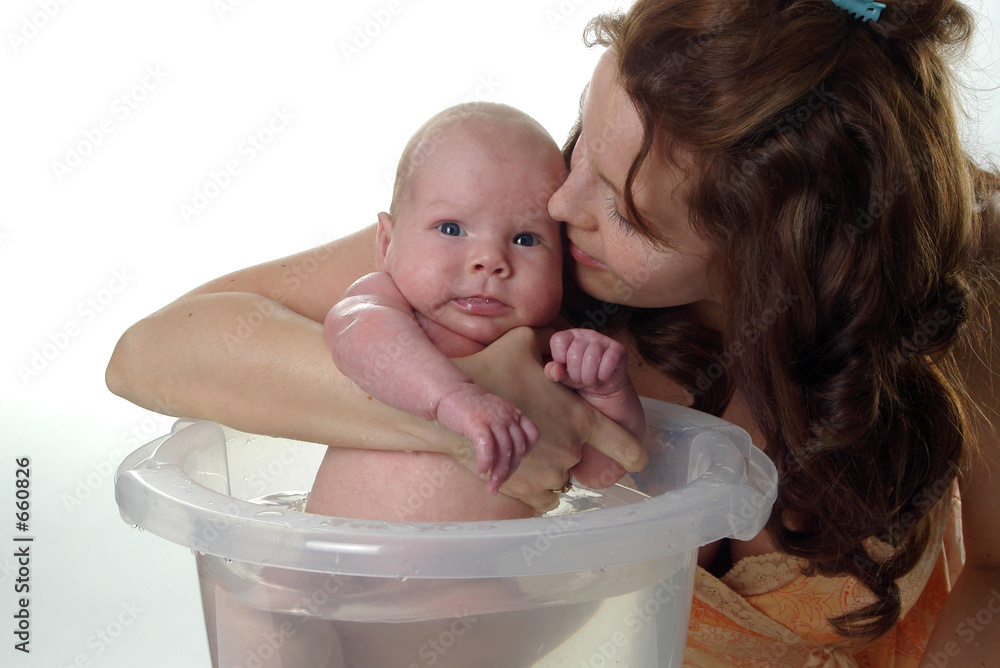 Fotografie mutter küßt baby beim baden