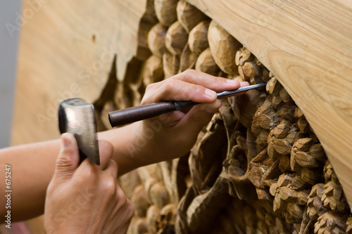 Fotografija hands engraving wood