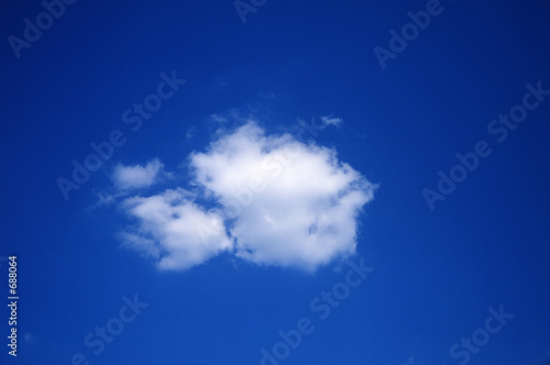 Fototapeta Naklejka Na Ścianę i Meble -  nuage blanc sur ciel bleu