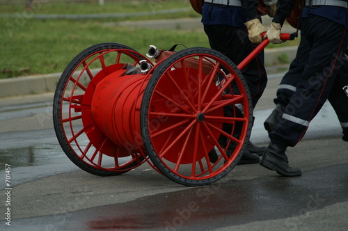 les pompiers courent avec un dévidoir photo