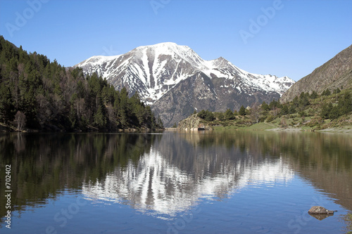 lago y montañas