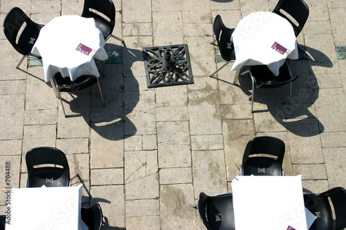 terrasse et tables vides photo