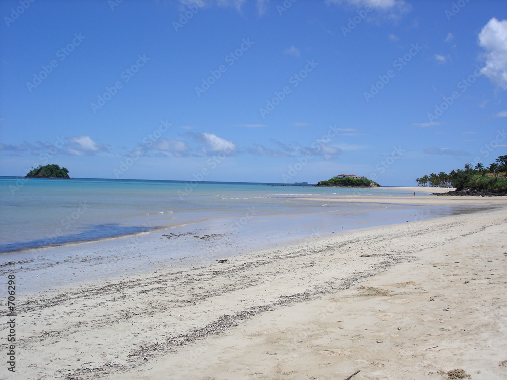 plage sale blanc déserte, avec ilots et palmiers