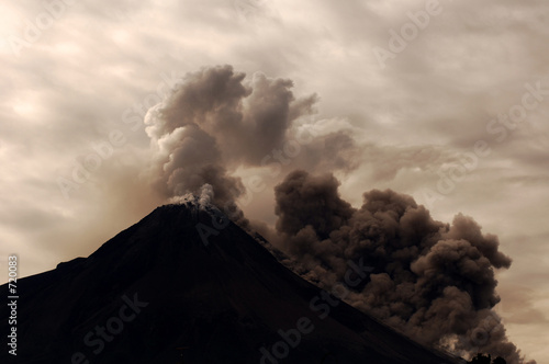 indonesia, java: merapi eruption, may 2006