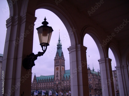 alsterarkaden mit blick auf das hamburger rathaus photo