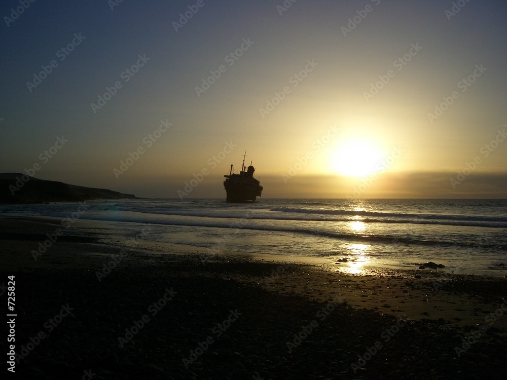 Fototapeta premium siluette eines wracks