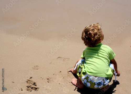 niño en la playa