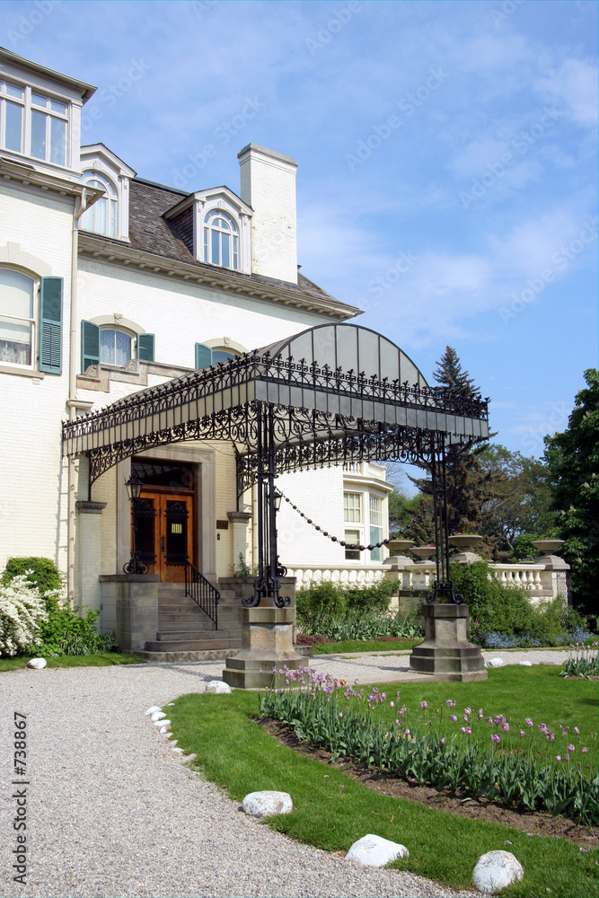 Obraz premium drive and entrance of victorian mansion