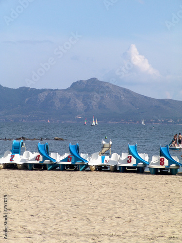 tretboote am strand photo