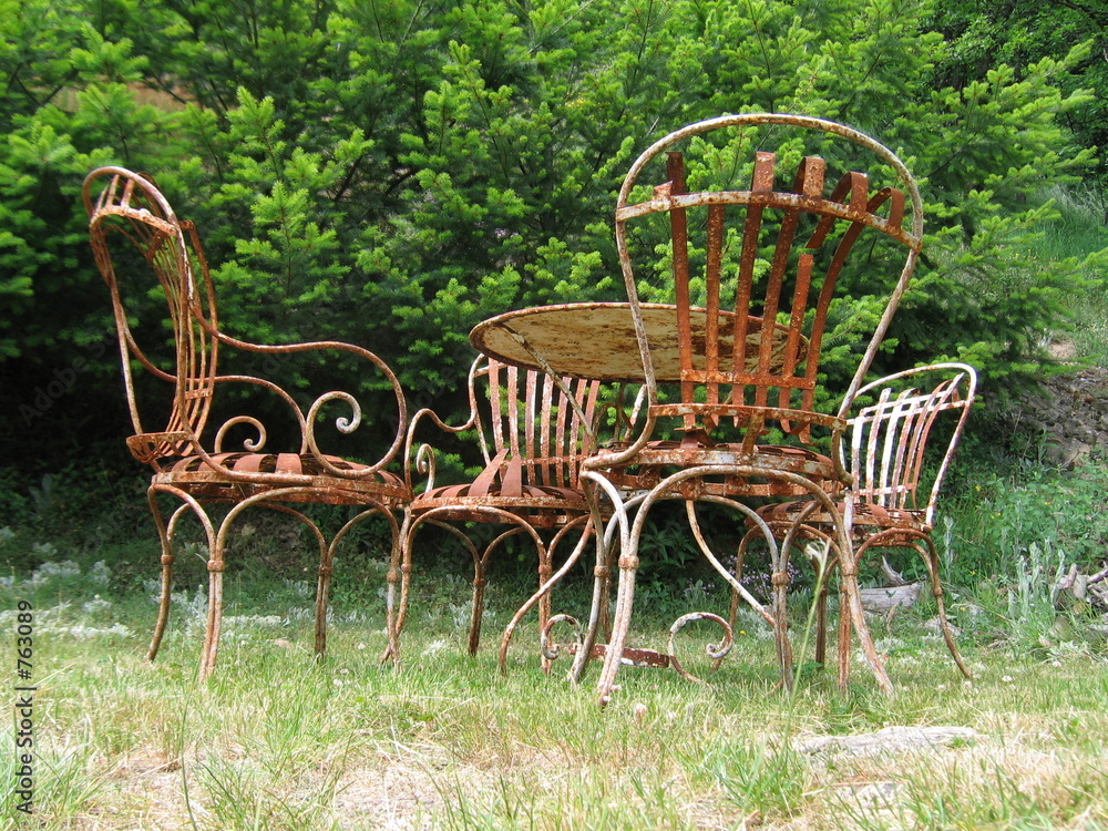 le vieux mobilier de jardin rouillé