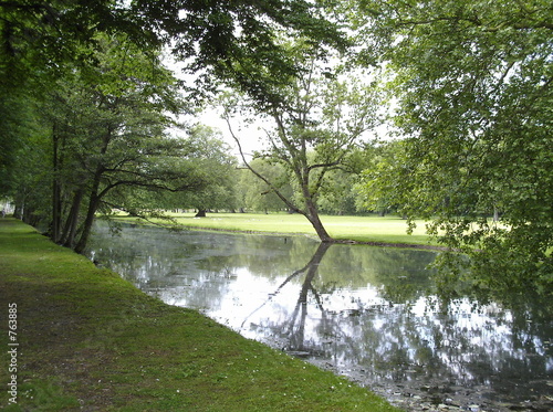 canal et parc du chateau de troissereux photo