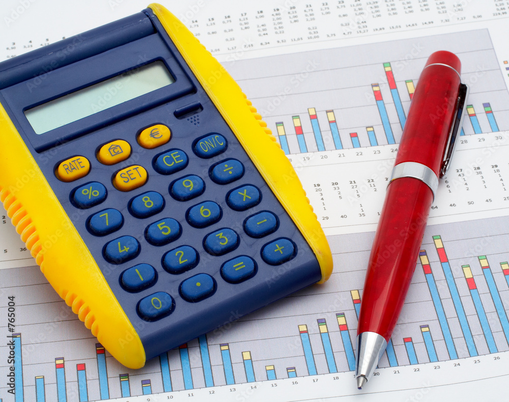 Fotografie calculator and pen on earnings chart