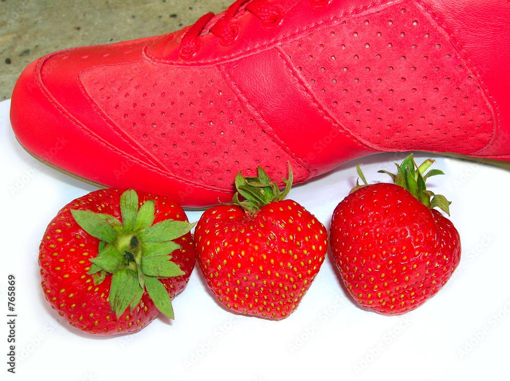 Foto light footware and strawberries