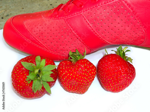 Фотография light footware and strawberries