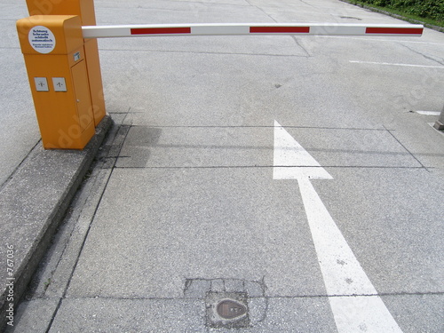 schranke auf parkplatzzufahrt