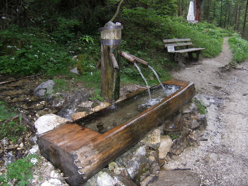 holzbrunnen mit drei wasserspendern