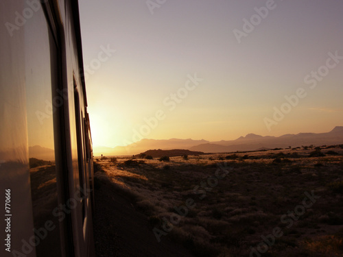 afrika zug sonnenuntergang