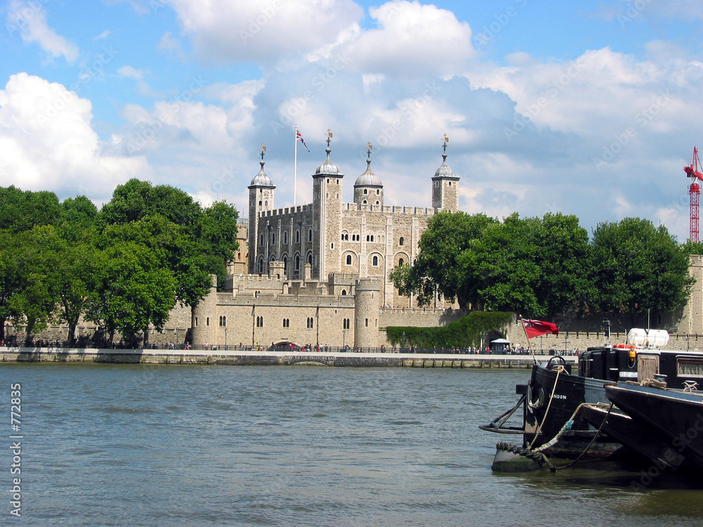 tower of london and river thames