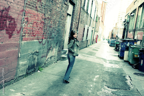 woman in alley © Mat Hayward