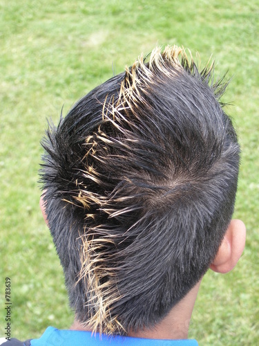 mohawkfrisur eines jugendlichen