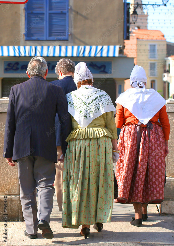 Couple en tenue traditionnelle provençale