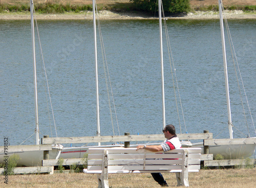 the lonely man which sits on a bench