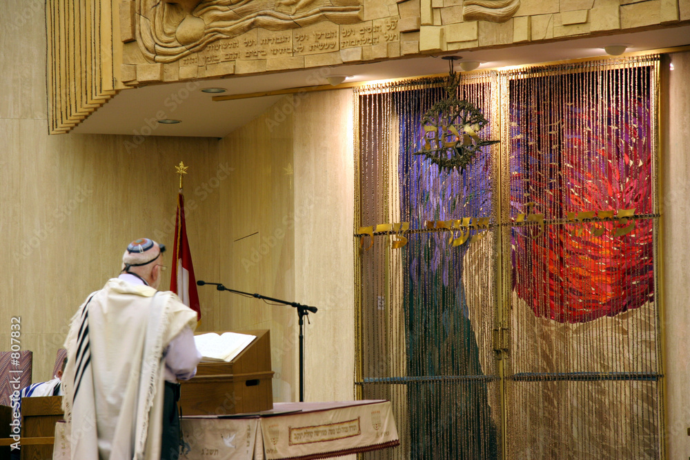 Foto rabbi leading prayer in synagogue