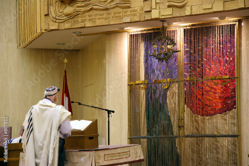 rabbi leading prayer in synagogue
