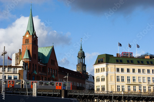 hamburg hafentor mit michel