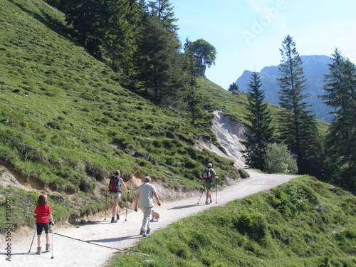 menschen beim wandern im hochgebirge