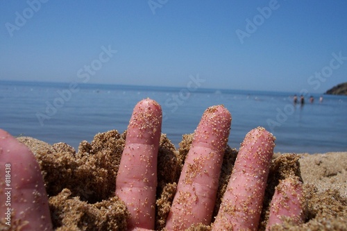 Schilderij op canvas fingers coming out of sand