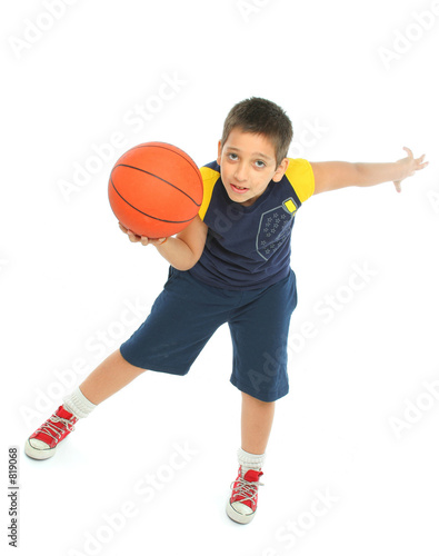 boy playing basketball isolated © Julián Rovagnati