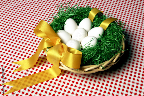 weisse ostereier im nest