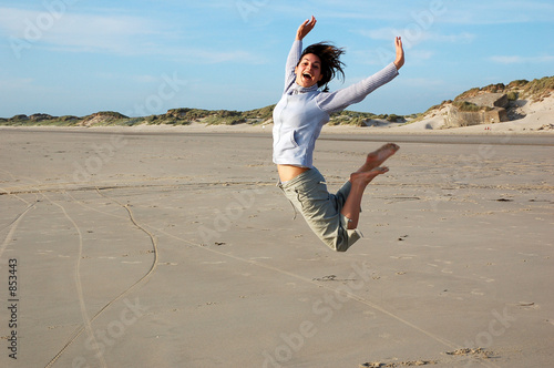 femme heureuse sautant photo