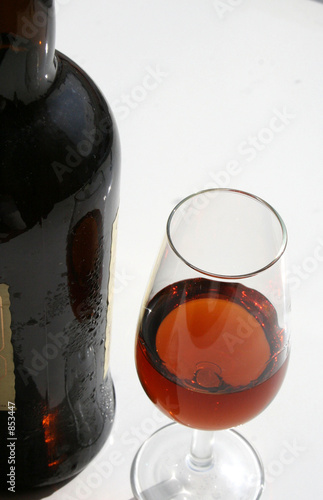 copa  y botella de vino