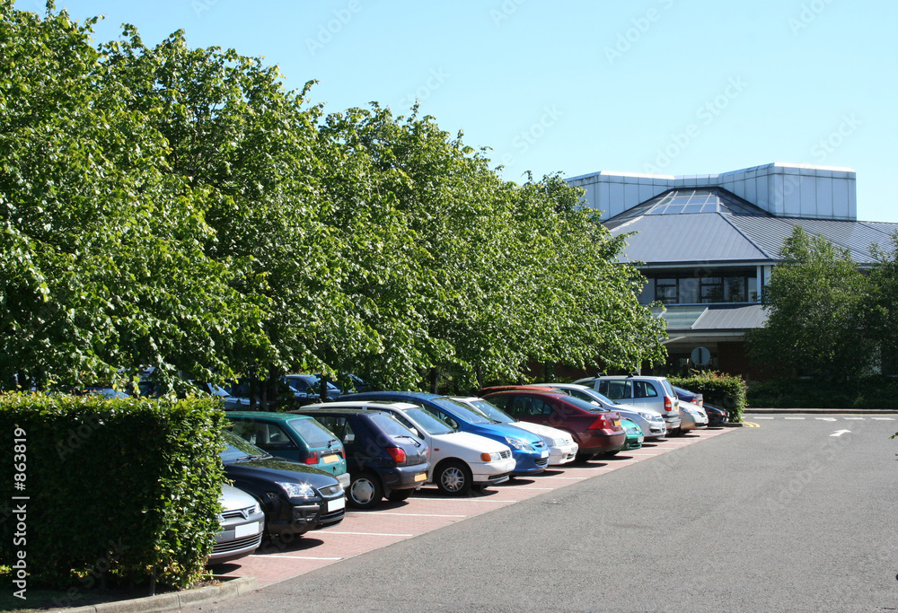 Φωτογραφία parking lot and lowrise office