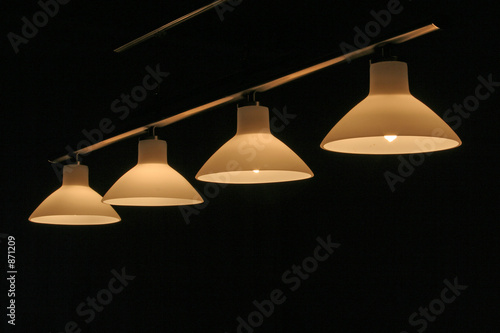 vier lampen im raum