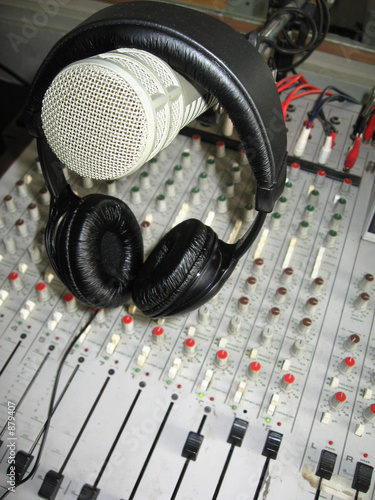 microphone on headphones