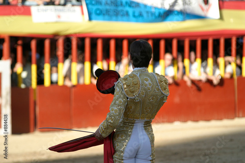 saluting torero